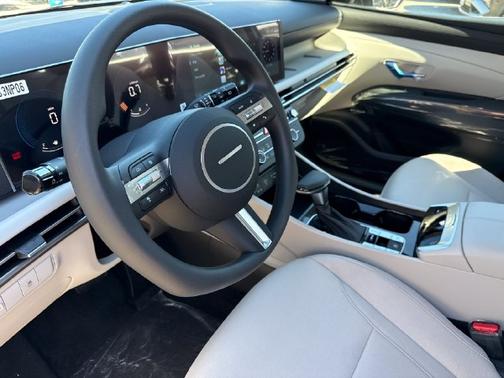 White Pearl 2026 Hyundai TUCSON SE