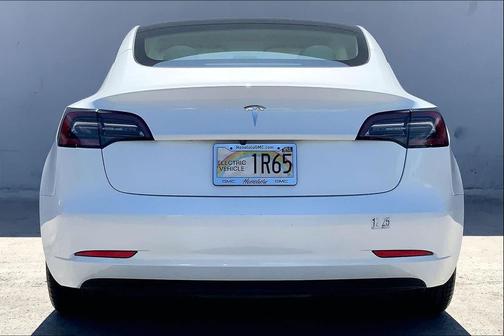 Pearl White Multi-Coat 2023 Tesla Model 3 Standard Range