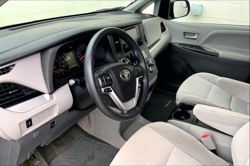 2016 Toyota Sienna LE