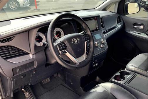 2020 Toyota Sienna SE