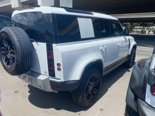2025 Land Rover Defender 110 P300