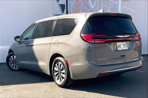 2022 Chrysler Pacifica Hybrid Touring L
