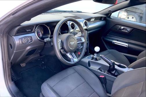 OXFORD WHITE 2017 Ford Mustang V6