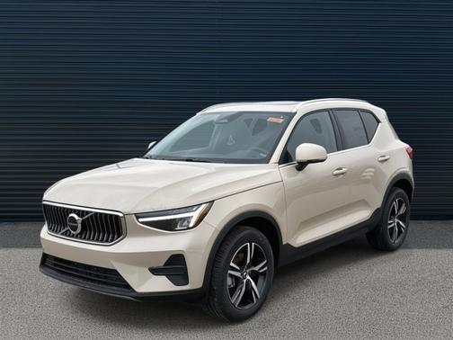 2025 Volvo XC40 B5 Core Bright Theme