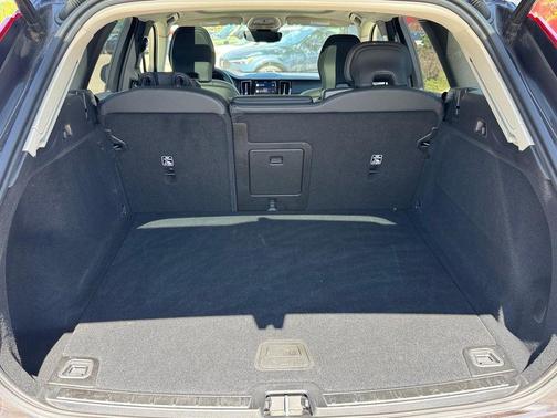 Platinum Grey Metallic 2025 Volvo XC60 B5 Plus
