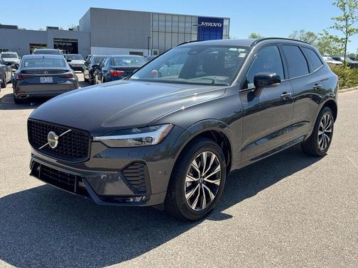 Platinum Grey Metallic 2025 Volvo XC60 B5 Plus
