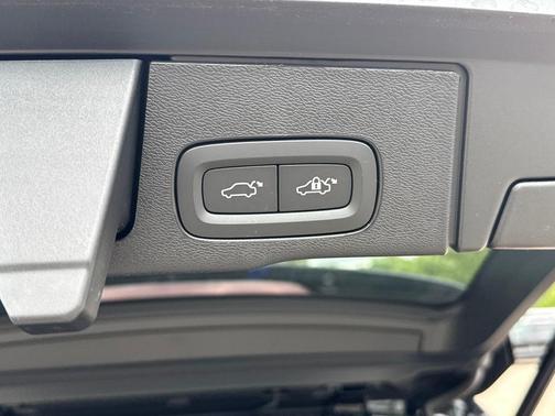 Onyx Black Metallic 2026 Volvo XC60 B5 Ultra