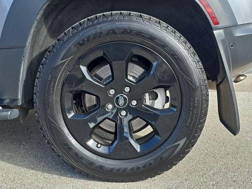 Eiger Gray Metallic 2023 Land Rover Defender SE