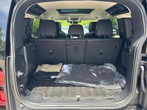 Eiger Grey Metallic 2023 Land Rover Defender 110 SE