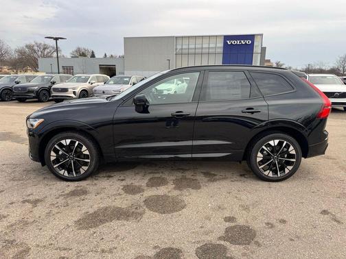 Onyx Black Metallic 2026 Volvo XC60 B5 Ultra