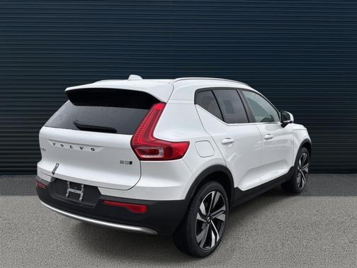 2025 Volvo XC40 B5 Plus Bright Theme
