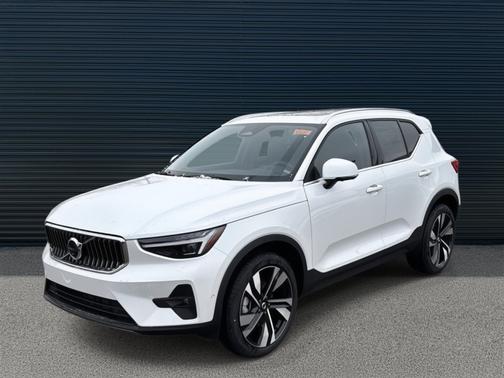 2025 Volvo XC40 B5 Plus Bright Theme