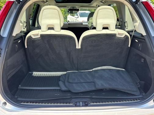Bright Silver Metallic 2020 Volvo XC90 T6 Momentum