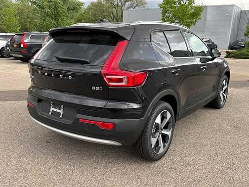 2025 Volvo XC40 Core