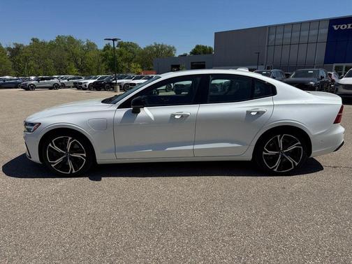 Crystal White 2023 Volvo S60 Recharge Plug-In Hybrid T8 Plus Dark Theme