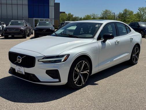 Crystal White 2023 Volvo S60 Recharge Plug-In Hybrid T8 Plus Dark Theme