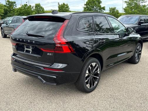 Onyx Black Metallic 2026 Volvo XC60 B5 Plus