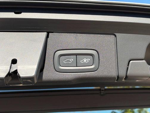 Vapour Grey Metallic 2024 Volvo XC60 B5 Plus Dark Theme