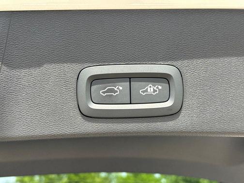 Crystal White Metallic 2023 Volvo XC40 Recharge Pure Electric Twin Ultimate