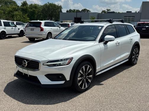 2025 Volvo V60 Cross Country B5 Ultra