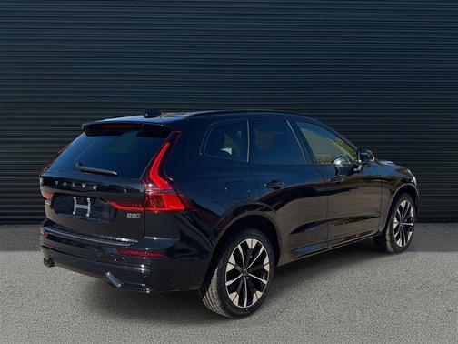Onyx Black Metallic 2026 Volvo XC60 B5 Plus