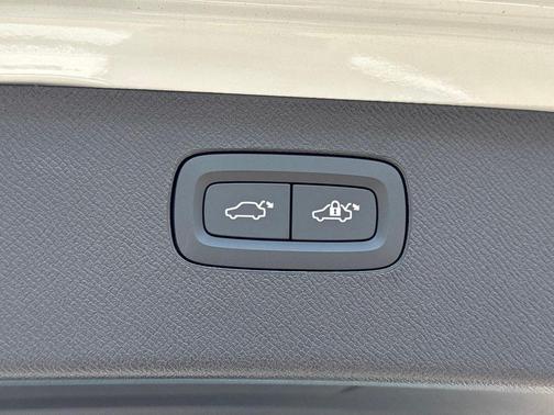 Crystal White Pearl 2026 Volvo XC90 Ultra, B6 AWD Gas (mild hybrid), Gasoline, Bright, 6 Seats