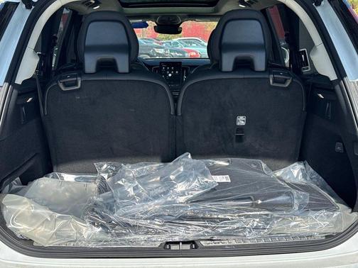 Crystal White Pearl 2026 Volvo XC90 Ultra, B6 AWD Gas (mild hybrid), Gasoline, Bright, 6 Seats