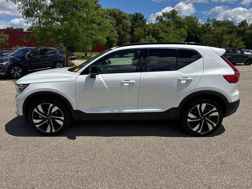 Crystal White 2025 Volvo XC40 B5 Ultra Dark Theme