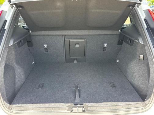 Crystal White 2025 Volvo XC40 B5 Ultra Dark Theme