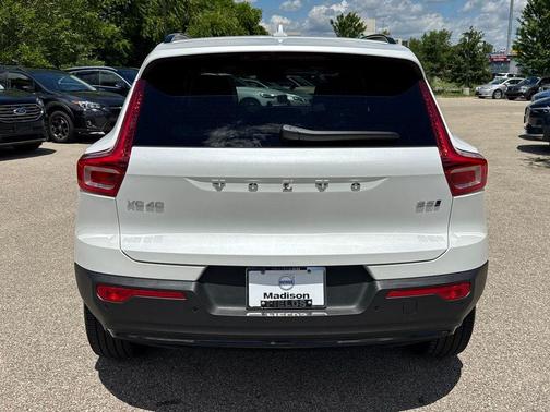 Crystal White 2025 Volvo XC40 B5 Ultra Dark Theme