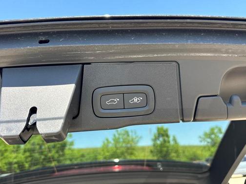 Onyx Black Metallic 2026 Volvo XC60 B5 Plus