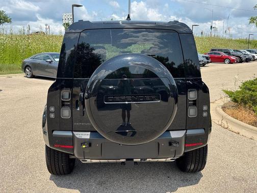 Santoriniblack 2026 Land Rover Defender P400 X-Dynamic SE