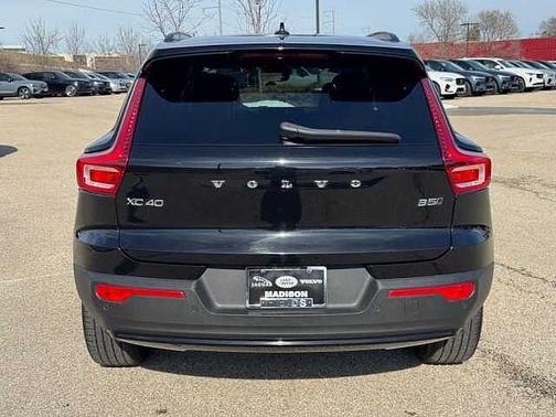 2023 Volvo XC40 B5 AWD Ultimate Dark