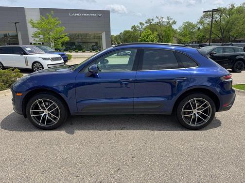 Gentian Blue Metallic 2024 Porsche Macan Macan