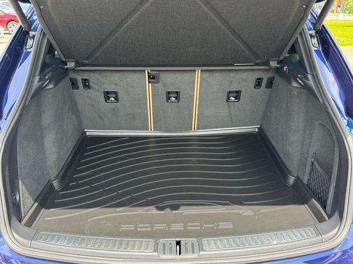 Gentian Blue Metallic 2024 Porsche Macan Macan