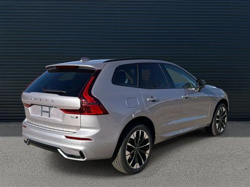 Aurora Silver 2026 Volvo XC60 B5 Plus