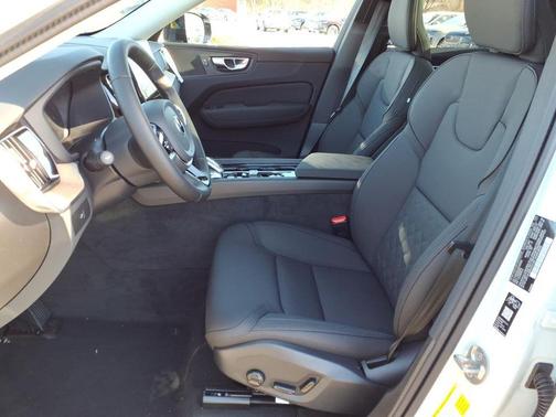 Crystal White Metallic 2026 Volvo XC60 B5 Core