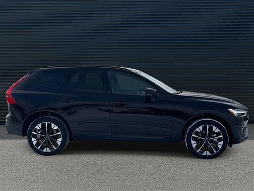 Onyx Black Metallic 2026 Volvo XC60 B5 Plus