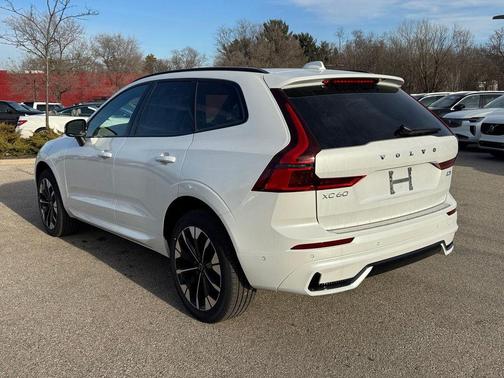 Crystal White Metallic 2026 Volvo XC60 B5 Plus