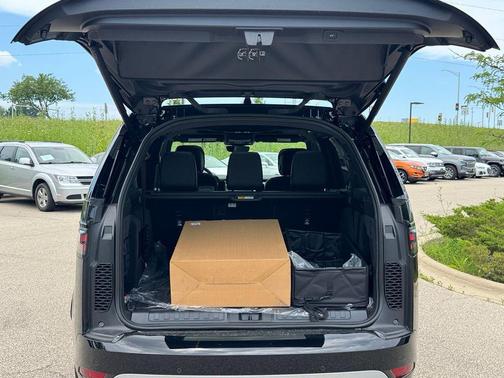 Santoriniblack 2026 Land Rover Discovery Gemini Edition