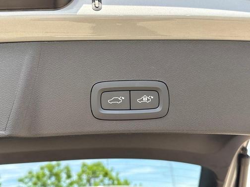 Vapour Grey Metallic 2025 Volvo XC40 B5 Core Bright Theme