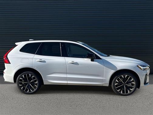 Crystal White Metallic 2026 Volvo XC60 B5 Ultra