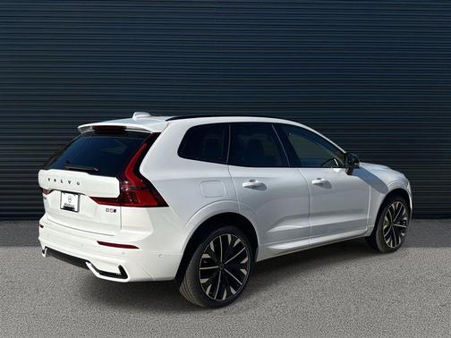 Crystal White Metallic 2026 Volvo XC60 B5 Ultra