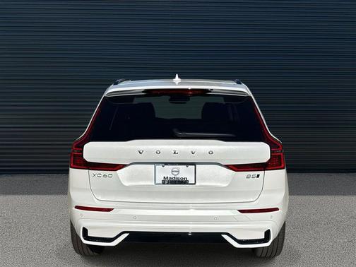 Crystal White Metallic 2026 Volvo XC60 B5 Ultra