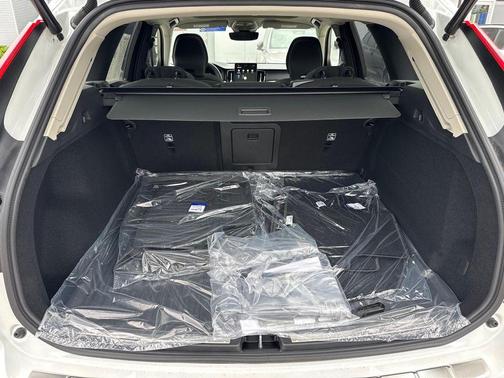 Crystal White Metallic 2026 Volvo XC60 B5 Plus
