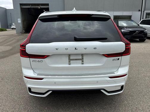 Crystal White Metallic 2026 Volvo XC60 B5 Plus