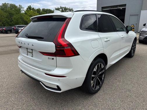 Crystal White Metallic 2026 Volvo XC60 B5 Plus
