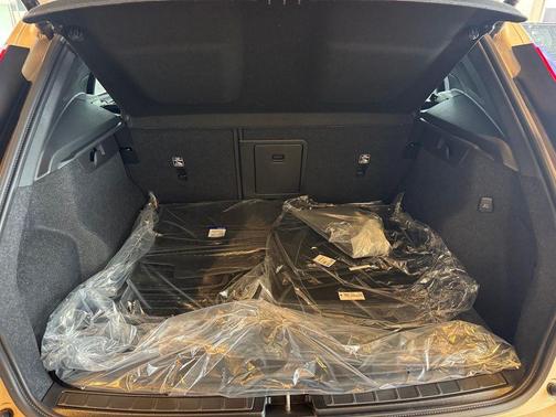 Sand Dune Metallic 2026 Volvo XC40 Ultra, B5 AWD Gas (mild hybrid), Dark