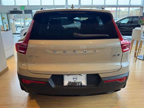 Sand Dune Metallic 2026 Volvo XC40 Ultra, B5 AWD Gas (mild hybrid), Dark