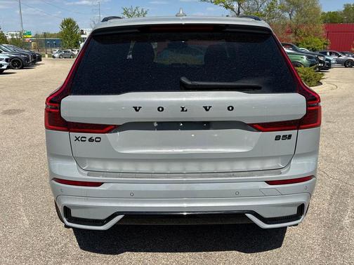 Vapour Grey Metallic 2026 Volvo XC60 B5 Ultra Black Edition